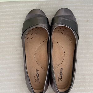 Trotters Women's Dark Gray Flats